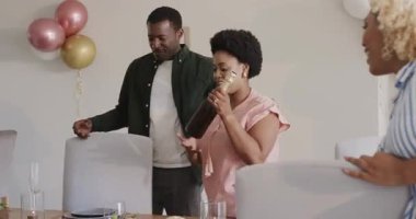 Çeşitli arkadaşlar evde şampanyayla kutlama yapıyor, kutlama toplantılarının keyfini çıkarıyorlar. Kutlama, parti, arkadaşlık, mutluluk, tost, vesile