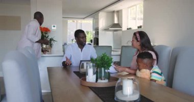 Modern mutfaktaki, evdeki yemek masasında çeşitli aile sohbetleri. Bağlanma, ev, yaşam tarzı, toplanma, çeşitlilik