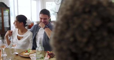 Çeşitli gruplar şarap kadehleri kaldırıyor, gülüyor, misafirleri selamlıyor, sonra da evde yemek odasında kadeh kaldırıyor. Kutlama, dostluk, neşe, samimiyet, dostluk, misafirperverlik, köylülük.