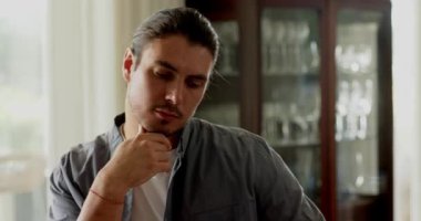 Renk yelpaze açıyorum, adam perdeleri çeviriyor, dizayn için not defterine notlar yazıyorum, kahveyi yudumluyorum. Yaratıcı, ilham verici, çalışma alanı, modern, sıradan, beyin fırtınası, iç mekan