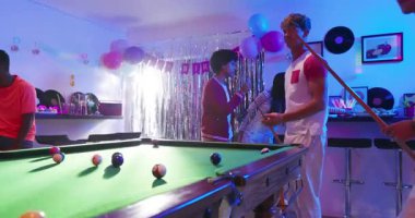 Doğum günü afişi asılıydı, farklı arkadaşlar havuz fotoğrafları çekiyordu ve bodrumda kutlama yapıyorlardı. Eğlence, kutlama, gece hayatı, şenlik, sosyalleşme, dostluk, coşku