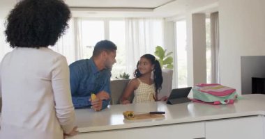 Kadın, erkeğin başarısını evde tabletle kutlamasını izliyor. dijital, mutluluk, iletişim, çeşitli çiftler, kutlama, neşe