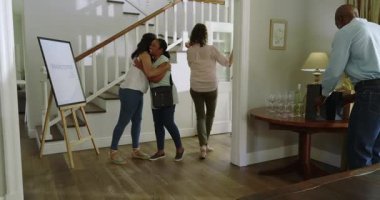 Adam evde çeşitli son sınıf arkadaşlarıyla el sıkışıyor, birlikte kutluyor. Kutlama, dostluk, toplanma, tokalaşma, birlik, mutluluk