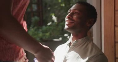 Farklı arkadaşlar açık havada konuşmaktan hoşlanıyorlar. Güneşli bahçe ortamında el kol hareketi yapıyorlar. Arkadaşlık, iletişim, etkileşim, sosyalleşme, boş zaman, güneş ışığı