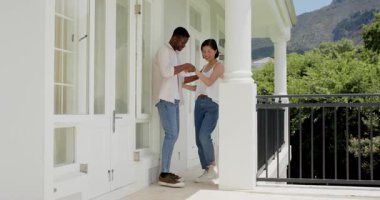 Çeşitli çiftler kapıyı açıyor, balkona çıkıyorlar, sarılıyorlar, hediye paylaşımı atıştırmalıkları açıyorlar. Romantik, kutlama, açık hava, boş zaman, yeşillik, manzaralı, samimi