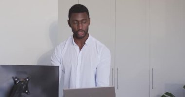 Modern ofis ortamında gülümserken tablet kullanan bir adam. Teknoloji, iş dünyası, dijital, profesyonel, girişimci, şirket