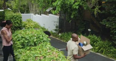 Çeşitli aileler, birlikte bahçe macerasına hazırlanmak için araba bagajı hazırlıyorlar. Tatil, seyahat, bagaj, bağlanma, çeşitli aile zamanları, yolculuk