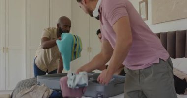 Tableti kontrol etmek, çeşitli erkek arkadaşlarının bavullarını toplamalarını, gelenleri karşılamalarını ve gitmelerini tetikliyor. Seyahat, arkadaşlık, işbirliği, organizasyon, eğlence, yaşam tarzı, gündelik