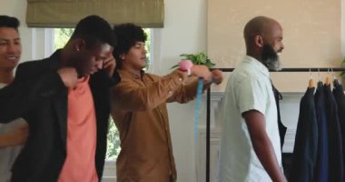 Farklı terziler mezuranın kapısının açılmasıyla ölçülen spor ceketleri stüdyo etkinliği için bağlanıyor. Terzilik, zanaat, moda, profesyonel, tarz, hassasiyet, gardırop