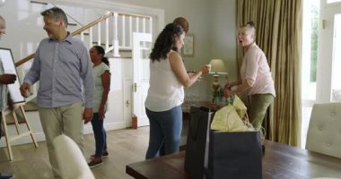 Üst düzey çeşitli arkadaşlar evde kutlama yapıyor, içki içip sohbet ediyorlar. Kutlama, toplanma, mutlu, birliktelik, yaşam tarzı