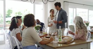 Yemek odasındaki koltuklardan kalkmış, çeşitli çiftler kadeh kaldırmayı teklif ediyor, aile toplantısını kutluyorlar. Kutlama, yoldaşlık, zarafet, neşe, ortam, birliktelik, karmaşıklık.