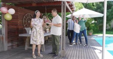 Farklı yaşlılardan oluşan bir grup bahçede kutlama yapıyor, sohbetin ve kahkahanın tadını çıkarıyorlar. Yaşlılar, dostluk, kutlama, mutluluk, toplanma, parti