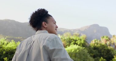 Orta yaşlı Afrikalı Amerikalı bir adam parkta dağ manzarasına bakıyor ve gülümsüyor, fotokopi çekiyor. Manzara, keşif, sükunet, açık hava, dinginlik, doğa, macera