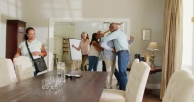 Çeşitli yaşlılar, evde kutlama yapmak için yemek masasının etrafında toplanıyor. Arkadaşlık, yaşam tarzı, parti, mutluluk