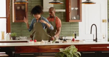 Mutfakta farklı çiftler birlikte yemek hazırlıyor, önlük giyiyor ve evde sohbetin tadını çıkarıyorlar. Aşçılık, aşçılık, yerli, yaşam tarzı, ilişki, iletişim