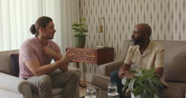 Çeşitli erkek arkadaşlar sehpanın yanında duygularını paylaşıyorlar, sarılıyorlar ve el sıkışıyorlar. Empati, bağlantı, refah, diyalog, insanlar arası, gevşeme, konuşma