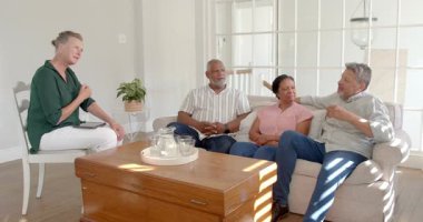 Son sınıflar kanepede birlikte oturup evdeki parlak oturma odasında sohbet ediyorlar. Yaşlılık, rahatlama, birliktelik, emeklilik, yaşam tarzı