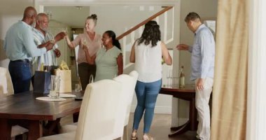 Çeşitli son sınıf arkadaşları evde kutlama yapıyor, kadeh kaldırıyor ve neşeli anları paylaşıyorlar. Kutlama, birliktelik, mutluluk, toplanma, tost, şenlik