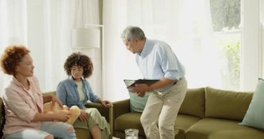 Çift cinsiyetli lezbiyen çift evde terapistle tartışıyor, yeşil koltukta oturuyorlar. LGBT, terapi, danışmanlık, sohbet, destek, ilişki