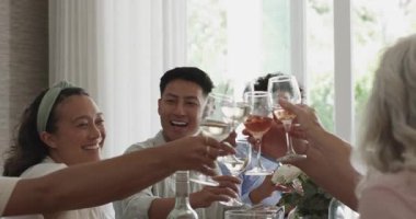 Konuşma sona ererken çeşitli arkadaşlar kadehlerini yudumluyor, yemek odasında bakıyor ve yaşlıları onurlandırıyor. Kutlama, yoldaşlık, zarafet, neşe, eğlence, arkadaşlık, iç mekan.