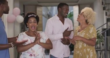 Birlikte kutluyoruz, farklı arkadaşlar evde neşeli bir şekilde eğleniyorlar. Kutlama, dostluk, mutluluk, grup, birliktelik, şenlik