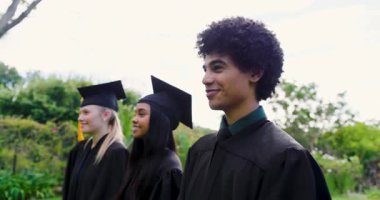 Çeşitli sınıf arkadaşları, önlüklü ve havan mermili kameralar önünde çimenlikteki sırayı ortaya çıkarmak için alkışlıyorlar. Kutlama, başarı, çeşitlilik, başarı, akademi, birlik, gurur