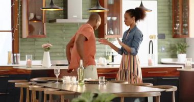 Mutfakta dans eden, çeşitli çiftler evde şarap ve kahkahalarla özel bir anı kutluyorlar. Kutlama, mutluluk, romantizm, yemek pişirme, eğlence, yaşam tarzı