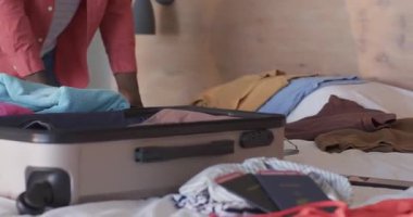 Bilet ve pasaport taşıyan kişi havaalanında ve evde seyahat için hazırlanıyor. macera, yolculuk, turizm, tatil