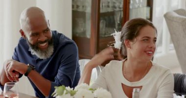 Çeşitli aileler gülüyor, gül kadehlerini kaldırıyor, yemek masasında kadeh kaldırıyor, son sınıf şarabını yudumluyor. Kutlama, neşe, uyum, birliktelik, sıcaklık, zarafet, sosyalleşme..