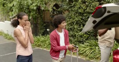 Çeşitli aileler neşeli ifadeler ve hareketlerle bahçe kutlamalarında eğleniyor. Çeşitli aile birleşmesi, mutluluk, bahçede, şenlikler, kaynaşma, yaz mevsimi