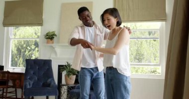 Çeşitli çiftler evde perdeleri açar, ışıkları içeri alır, dans eder, şarap döker ve dökerler. Romantizm, samimiyet, samimiyet, ev dekorasyonu, yaşam tarzı, ortam, sevgi