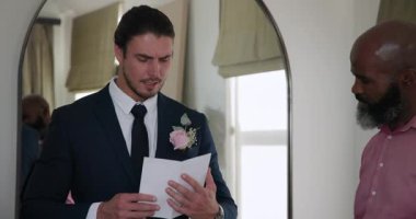 Damat takım elbise giymiş, kart açıyor, aynanın önünde yüksek sesle yemin okuyor, sağdıçlara kadeh kaldırıyor, babaya sarılıyor. Tören, kutlama, arkadaşlık, zarafet, entelektüellik, dostluk, samimiyet.