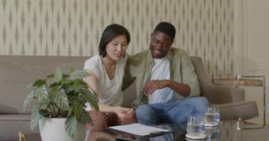 Su bardakları taşıyan çeşitli çiftler sehpanın üzerindeki kâğıtları inceliyor, anlaşma imzalıyorlar. Romantizm, işbirliği, modern, samimiyet, belgeleme, yerli, bağlantı