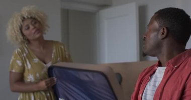 Çeşitli çiftler gülüyor ve evde birlikte eğleniyorlar, kendilerini rahat hissediyorlar. Rahatlama, birliktelik, mutluluk, bağlanma, yaşam tarzı, rahatlık