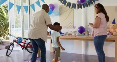 Doğum günü kutlaması, farklı ailelerin evde dekorasyonla oynaması. Kutlama, mutluluk, birliktelik, parti, neşeli, şenlikli