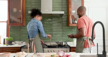 Modern mutfakta birlikte yemek pişiren, kaliteli zaman geçiren ve evde yemek hazırlayan farklı çiftler. yemek, aşk, çeşitli aile, yaşam tarzı, yerli, akşam yemeği