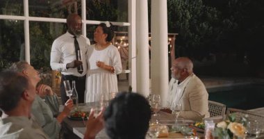 Düğünde, çeşitli son sınıf arkadaşları arka bahçedeki yemek partisini kutluyor, kadeh kaldırıyor. Kutlama, farklı kıdemli arkadaşlar toplanıyor, arka bahçe partisinde, tezahürat, mutluluk, birliktelik