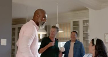 Üst düzey çeşitli çiftler evde sürpriz kutluyor, sevinçlerini ve heyecanlarını dile getiriyorlar. Kutlama, mutluluk, birliktelik, ifade, yaşam tarzı