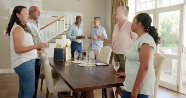 Evde içki içerek, farklı yaşlılarla canlı sohbetler yaparak kutluyoruz. Kutlama, toplanma, şenlik, kadeh kaldırma, birliktelik, yaşam tarzı