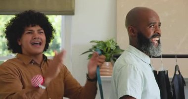 Erkek terzi, müşterilerin etrafında bant takıyor, yaka takıyor, papyonu dükkanda yardımla bağlıyor. Terzilik, zanaat, moda, profesyonel ölçü, zarafet, güven