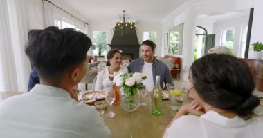 Farklı aileler ve arkadaşlar aşırı sol alkışa tepki veriyor. Evdeki yemek masasının etrafında kahkahalar atıyorlar. Yoldaşlık, kutlama, sıcaklık, birliktelik, iç mekan, yaşam tarzı, neşe