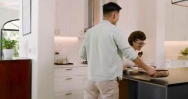 Çeşitli aile üyeleri ve arkadaşlar salata tabağı, sürahi uzatırken evde yemek masasında gülüyorlar. Misafirperverlik, kutlama, neşe, birliktelik, rahatlık, iç mekan, yaşam tarzı.