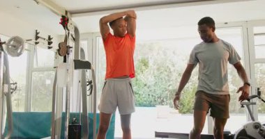 Afrika kökenli Amerikalı erkekler spor salonunda birlikte spor yapıyor, fitness rutinine odaklanıyor. egzersiz, egzersiz, güç, eğitim, kararlılık, motivasyon