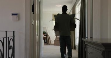 Çeşitli çiftler taşındıktan sonra koridorda kutuları taşıdılar, yastıkları açtılar, fırlattılar, oyuncak ayıyı attılar. Konut, işbirliği, konfor, minimalizm, sıcaklık, evcil, arkadaşlık