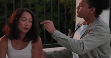 Bir çift turkuaz battaniyeyle taş terasa yerleşiyor meyve dilimliyor eğlenceli piknik anları paylaşıyorlar. Romantizm, mahremiyet, boş zaman, açık hava, tazelik, bağlantı, doğal