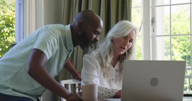 Dizüstü bilgisayarı açtıktan sonra, çeşitli üst düzey çiftler keşfini kutlamak için masa başında yazı yazıyorlar. İşbirliği, başarı, aydınlanma, bağlantı, yenilik, olumlu, takım çalışması