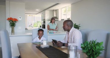 Mutfakta, çeşitli aileler birlikte kahvaltı yapıyor, gülümsüyor ve konuşuyorlar, evde. birliktelik, bağlılık, mutluluk, sabah, ev, yaşam tarzı