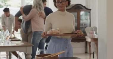 Misafirler geldiğinde yemek odası için yemek hazırlayan ve ekmek dilimleyen kadın, fotokopi çeksin. Yemek, kutlama, şenlik, iç mekan, birliktelik, misafirperverlik, aile toplantısı.