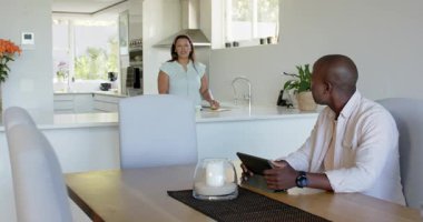 Gülümseyen, çeşitli çiftler kahvaltıda dijital tablet kullanıyorlar. Teknoloji, mutfak, yaşam tarzı, sabah, mutluluk