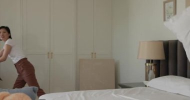 Yeni yatak örtüleri, kabarık yastıklar ve temiz yatak için yatak odasında yorgan açıyorum. Ev dekorasyonu, iç tasarım, yatak odası dekorasyonu, rahat, uyum, yaşam tarzı, minimalizm